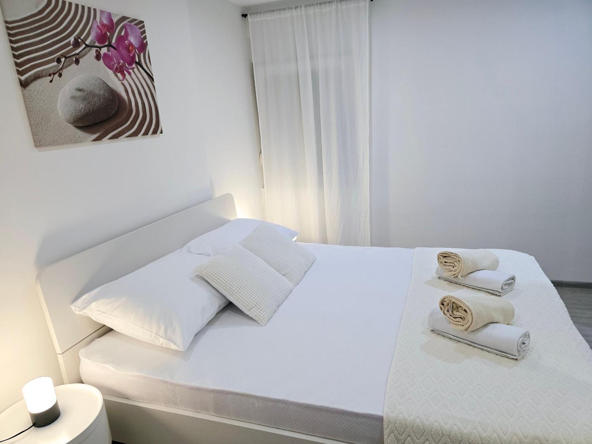 Apartment Blanca With Jacuzzi,Terase And Private Parking คาชเตลา ภายนอก รูปภาพ