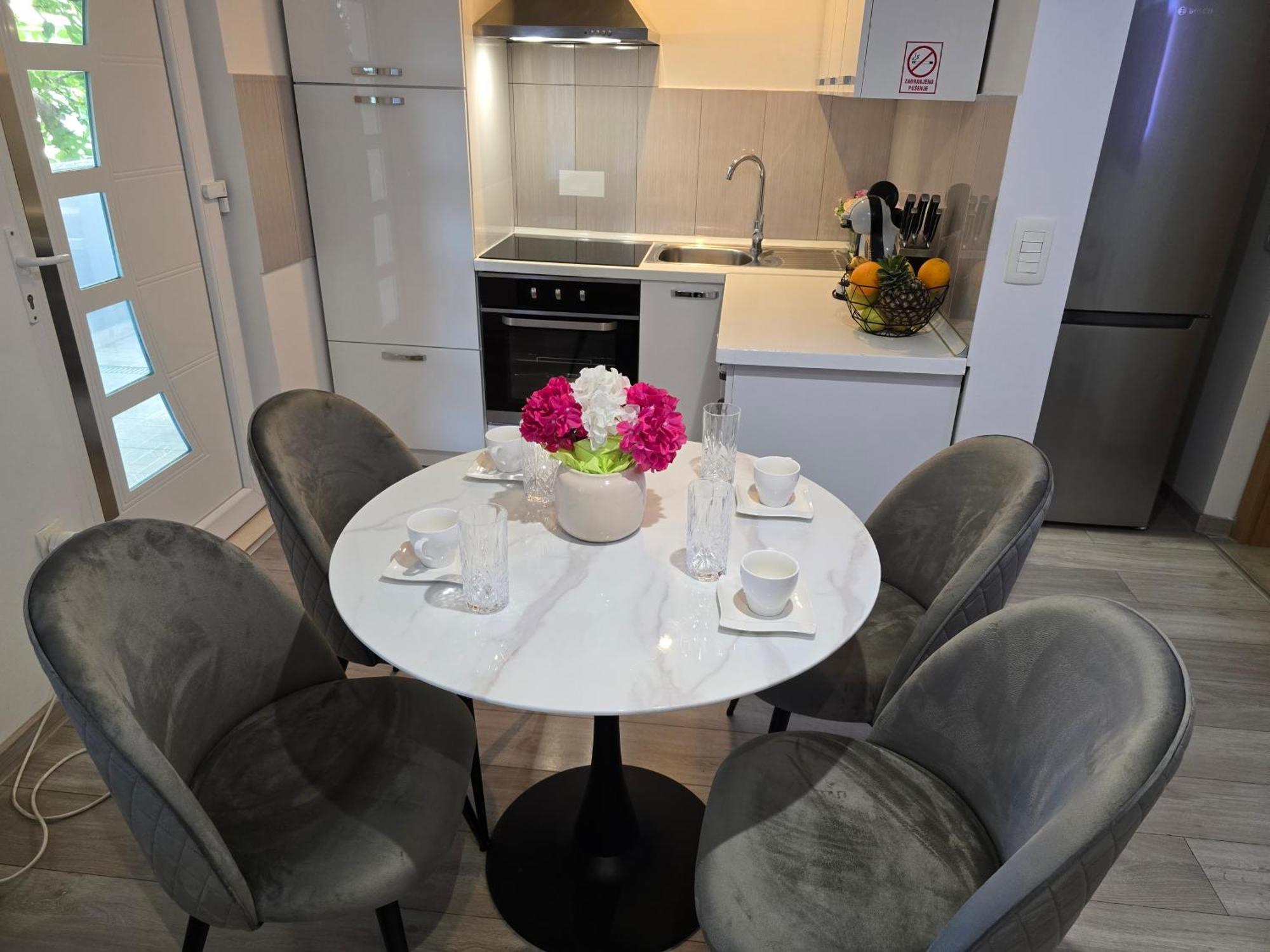 Apartment Blanca With Jacuzzi,Terase And Private Parking คาชเตลา ภายนอก รูปภาพ