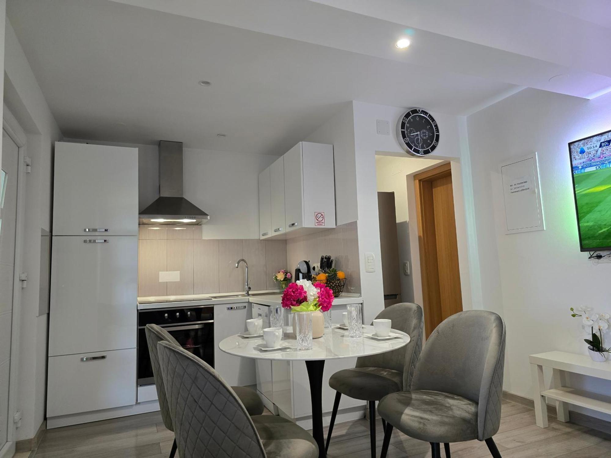 Apartment Blanca With Jacuzzi,Terase And Private Parking คาชเตลา ภายนอก รูปภาพ