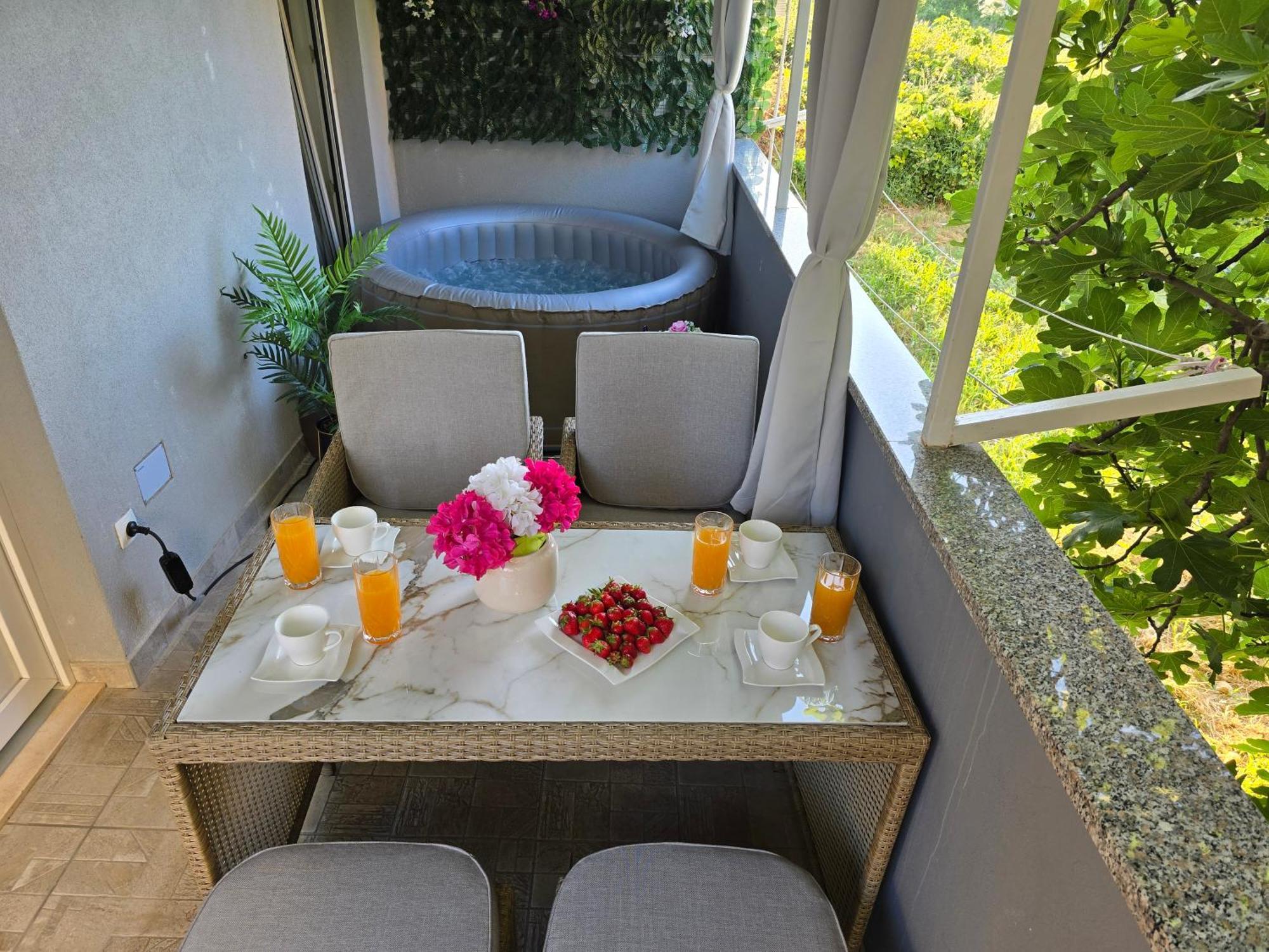 Apartment Blanca With Jacuzzi,Terase And Private Parking คาชเตลา ภายนอก รูปภาพ